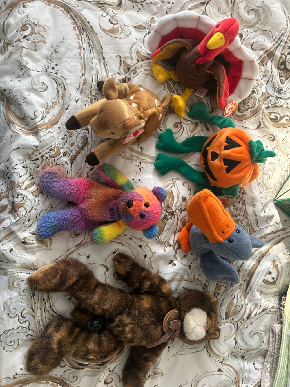 4 Beanie babies, 1 Avon tie dye bear y 2000 and 1 Russ Tabatha calico cat